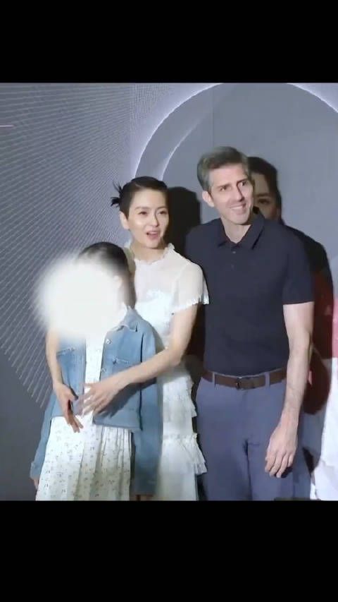 梁咏琪 携老公一家三口亮相活动,曾和郑伊健分开后,嫁给了外籍老公…