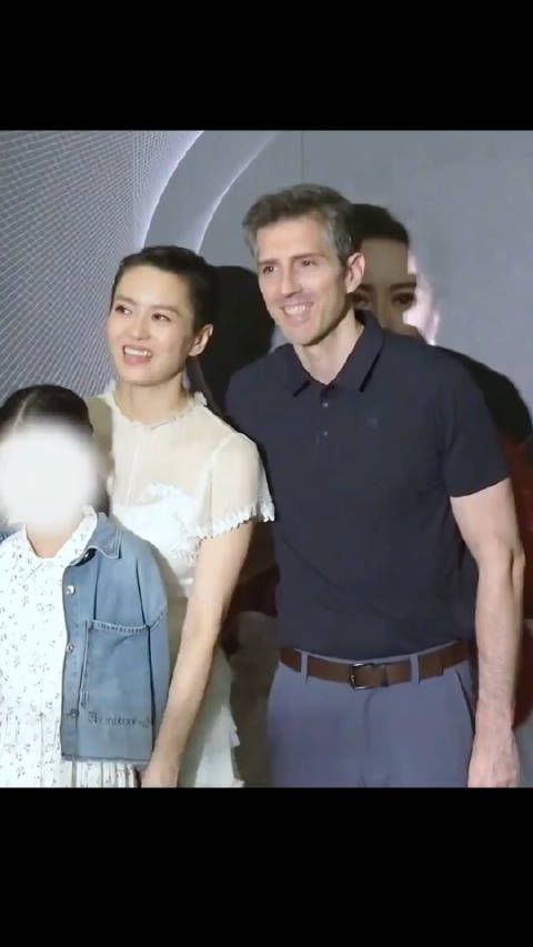 梁咏琪 演唱会,老公带女儿惊喜现身,48岁这状态超好,老公也很帅气…
