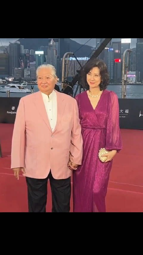 洪金宝 携妻子亮相金像奖红毯,74岁依然精神抖擞,到哪都带着妻子…