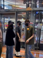 白敬亭重庆逛街，被偶遇了小白好帅