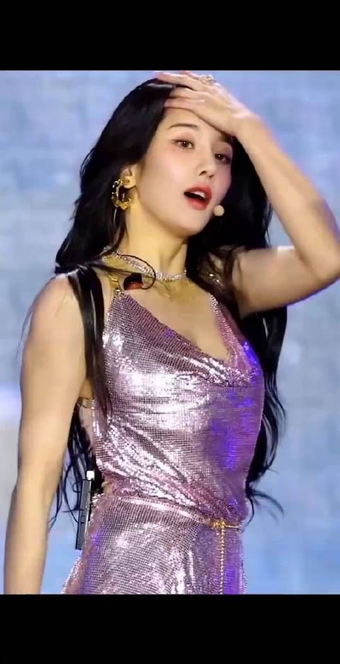 韩国知名女星,歌手权恩妃,以24亿韩元的价格…