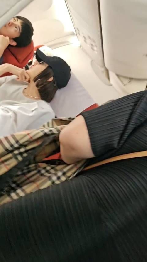 网友飞机上偶遇秦岚胡先煦古力娜扎,小胡和岚姐坐一起哇!