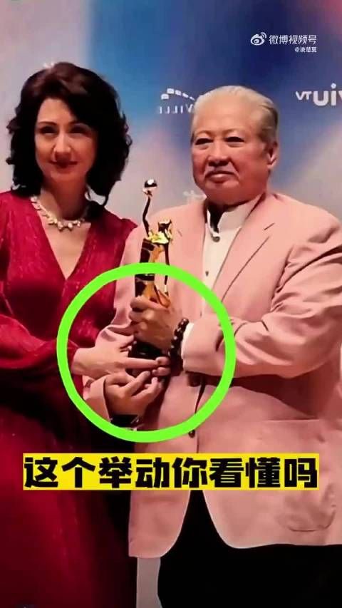 注意看,洪金宝的情商真的很高,原本单手拿奖杯的他突然把奖杯给高丽红…