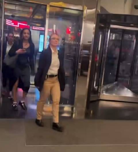 希拉里·克林顿在保镖保护下,拒绝与唯一和她打招呼的纽约居民合影