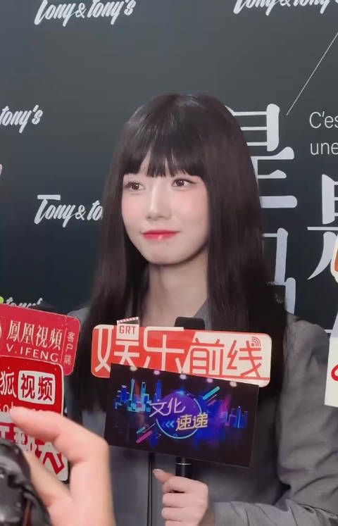 孟美岐今日份看秀视频,颜值回春了吗?