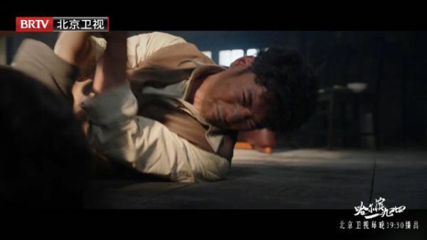 为保护情报不被泄露，宋卓文只能杀死叛徒，却被前来“留活口”的潘越撞见…