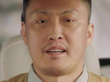 许君聪在黄昏间绽放的恋情内敛而又炽热,所有无法启齿的情话都埋藏在花朵中