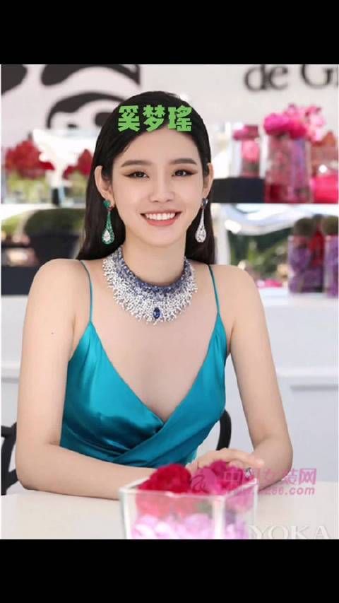 奚梦瑶,眼睛是凤眼,眼下饱满、明亮,已经生下一儿一女,组成一个好字…
