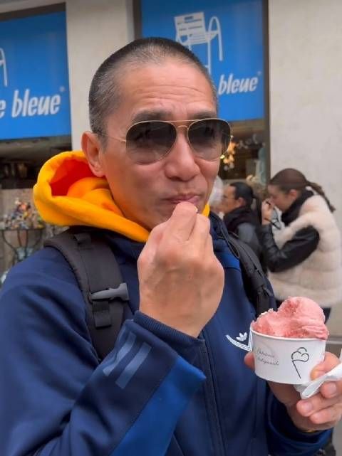 刘嘉玲夫妇国外度假，61岁梁朝伟留寸头街头吃冰淇淋，开心得像个老小孩