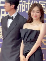 姜妍一身黑色礼服气场全开