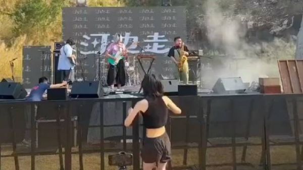 保安:別赶他,让我看个笑话