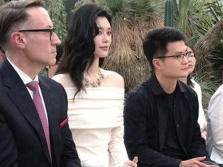 所穿白色露肩长裙太美啦!