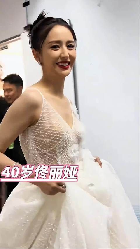 几个保安看见佟丽娅，一个个都是笑的合不拢嘴，丫丫姐姐真是太美了！