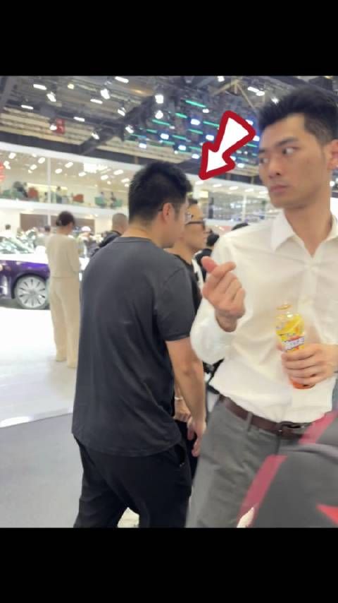 汪峰怎么变这样了 穿紧身裤的男人都在想啥?