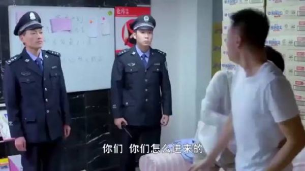 儿子儿媳被警察带走，亲爹拿结婚证到派出所领人，真搞笑！