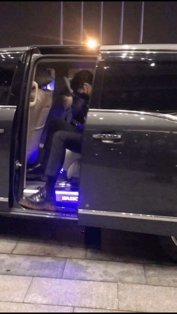 正确的合理的中肯的评价,又被大勋花优越的身材比例硬控了,哪哪都好看…