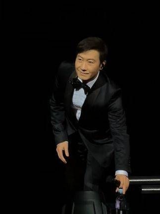 演唱现场,57岁依然帅气逼人,妥妥的白马王子,巅峰期选择隐退致力于慈善…