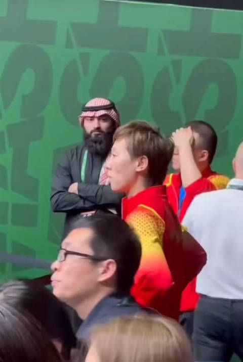 眼睛都不带眨的,直勾勾盯着,远子,这男的眼神儿都快拉丝了!