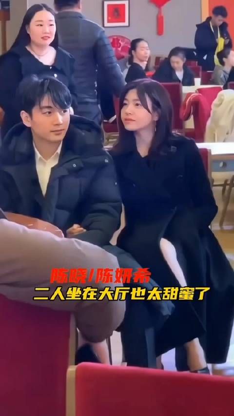 陈晓陈妍希一起出席活动, 十指紧扣越来越恩爱,也越来越有夫妻相了…