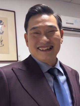 有了孙子,面带笑容的大衣哥