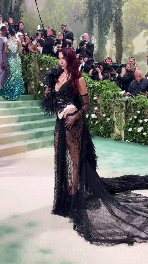 啪姐Dua Lipa盛装出席