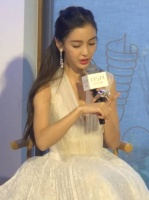 杨颖的手怎么了？真心希望baby戒掉烟瘾