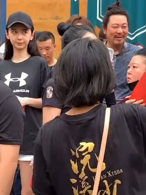 四年前徐梓钧高亚麟横店拍戏开机现场同框画面,这部剧早已杀青,但一直未播!