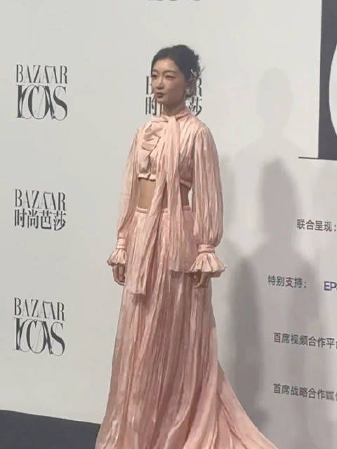 周冬雨 亮相时尚芭莎2024年度盛典红毯…