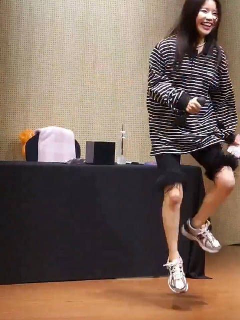 金容仙 签售会 好好笑好可爱欢脱的兔子 :不能放大特写膝盖 安对安对(跳)