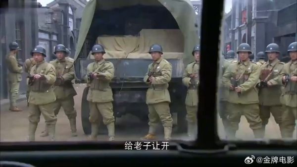 副官嚣张带兵拦军车,下秒师长下车,上去就是一巴掌!