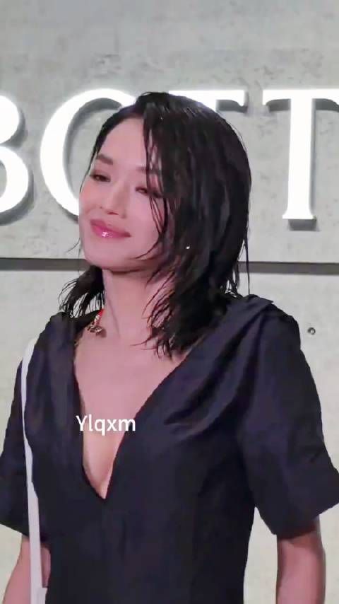 舒淇 湿发搭配深V黑裙 美艳又可爱 风华绝代的大美人!
