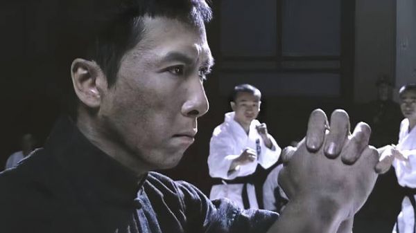 “我要打十个！”，“甄子丹”化身咏春第一人，一秒十八拳硬刚日本武士…