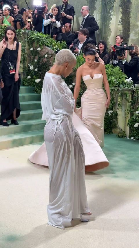 Kylie Jenner 在Met Gala 红毯瞟了一眼Doja Cat,女明星红毯斗艳…