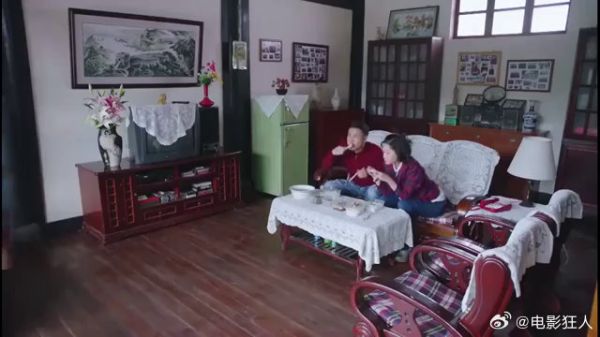 邻居大妈天天来蹭饭,两口子故意不做,当她面啃鸡腿