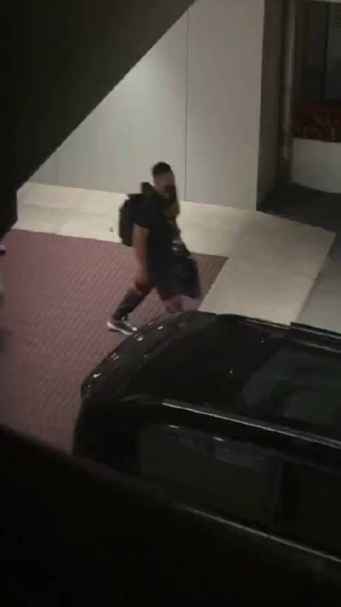肖战北京到达路透 肖战的步伐如同风一样轻盈,走路带风…