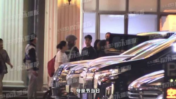 汪峰被拍到与儿子女儿外出聚餐过母亲节，视频中除家人外还与一长发女士同行
