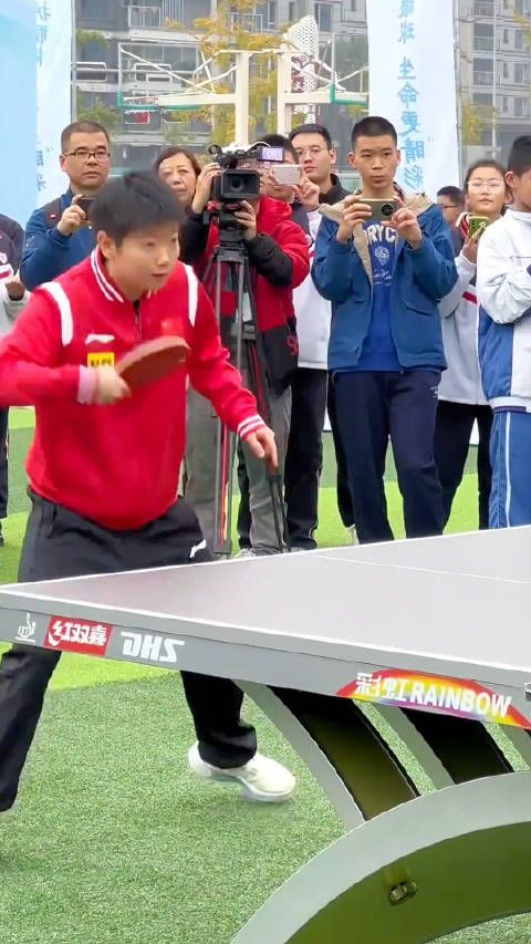 怎么感觉头里头气的,一股王楚钦的味道,她是提着劲?