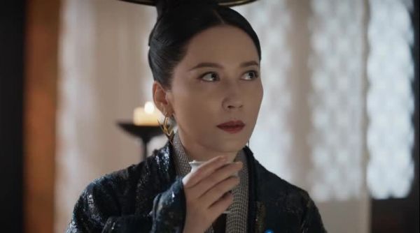 太子的成熟令皇后非常满意,俞飞鸿饰演的皇后言道:是太子,更是父子
