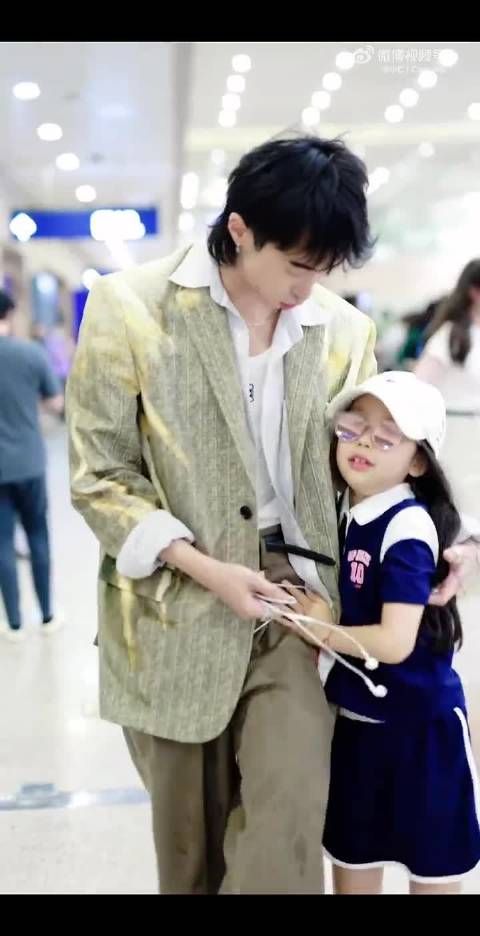 伊能静女儿小米粒来接机恩利~ 米粒好喜欢哥哥,兄妹俩感情好好啊…