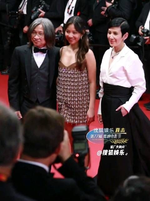 陈可辛吴君如一家戛纳红毯同框,18岁女儿陈是知表现不怯场,越长越像爸爸