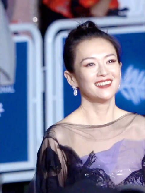 章子怡刚开始强颜欢笑,后面眼眶泛红,眼里含泪,快哭出来了!
