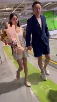汪小菲mandy婚后首次现身，两人牵手逛街画面好甜！