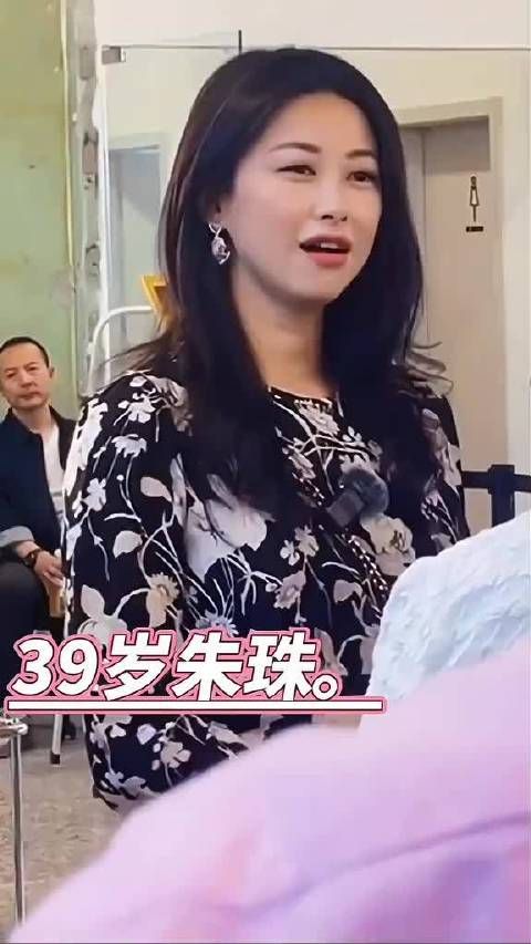 演员朱珠出席活动与朋友热聊,朱珠 #路人视角