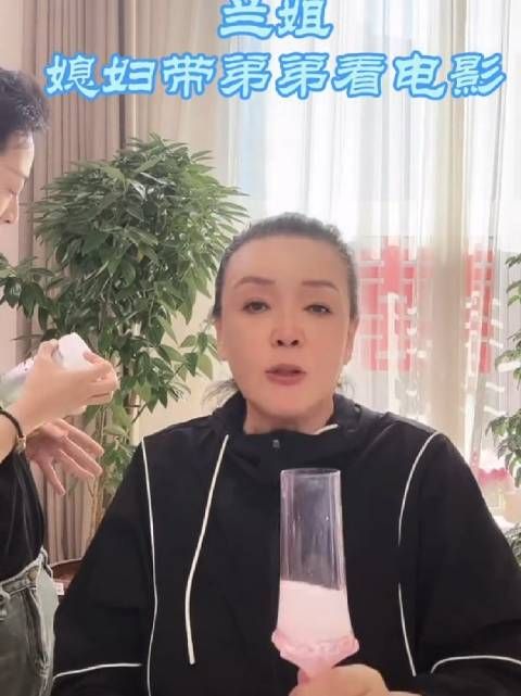 昨晚张兰跟儿媳妇视频通话,马晓梅带着弟弟看电影呢,兰姐夸她懂事歌手
