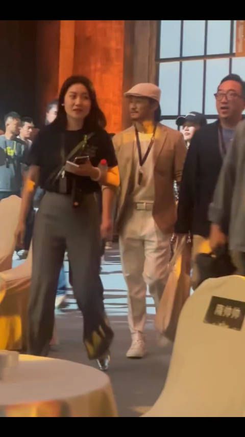 吴京新造型现身头发和胡须都留起来了,是为新电影做准备?