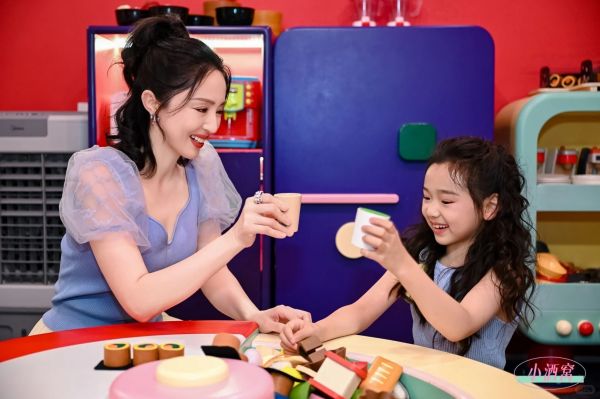 董璇高云翔为女儿庆生 一家三口同框