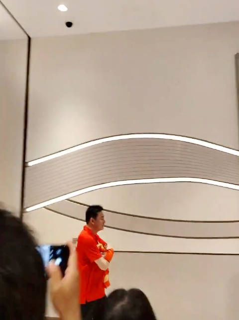 球迷们拍的比赛入场时候蔡宝宝的走路神态!面带微笑你知道为什么吗?