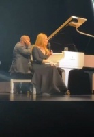 Adele阿黛尔在台上怼恐同观众 有观众大喊“Pride sucks（骄傲烂透了）”