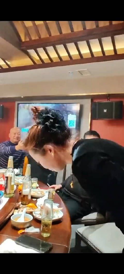 可别小瞧阿姨年纪大,经验可不少