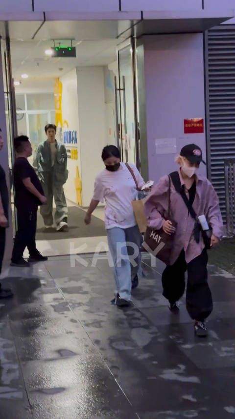 粉丝：不要怕！不要跪地上！ 陈哲远： 你们也真是的